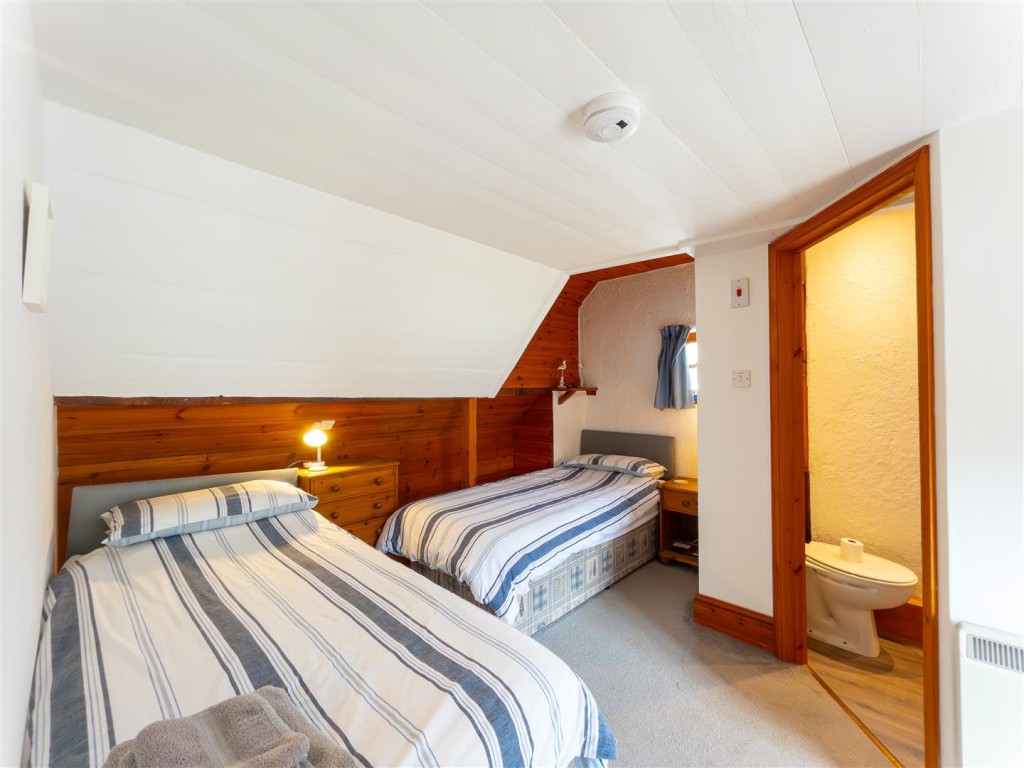 Lot: 47284 - DETACHED WELL PRESENTED THREE-BEDROOM BEACH HOUSE IN IDYLLIC LOCATION - Second bedroom